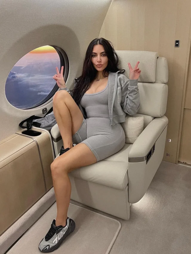 Kim Kardashian private jet (2)